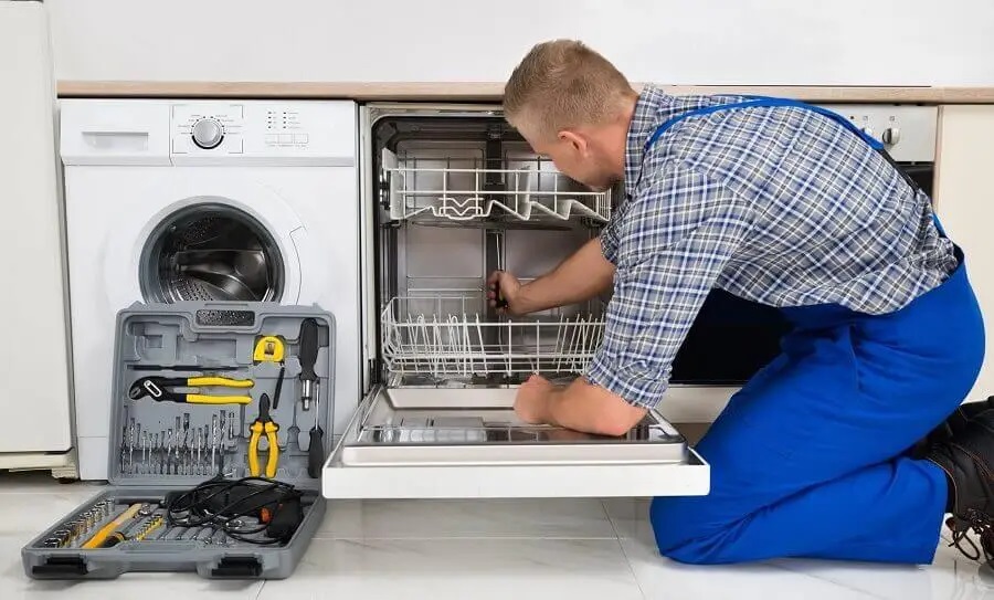 Gölbaşı Vestfrost servisi teknisyen ekibi beyaz eşya tamiri yaparken